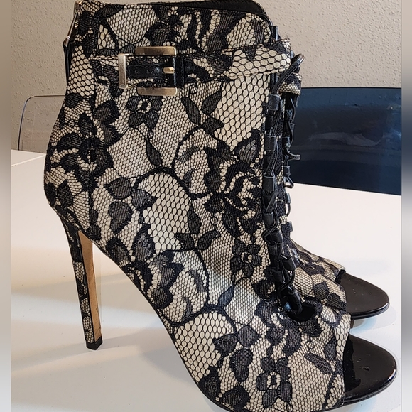 B by Brian Atwood floral lace Peep Toe Bootie - Picture 2 of 6